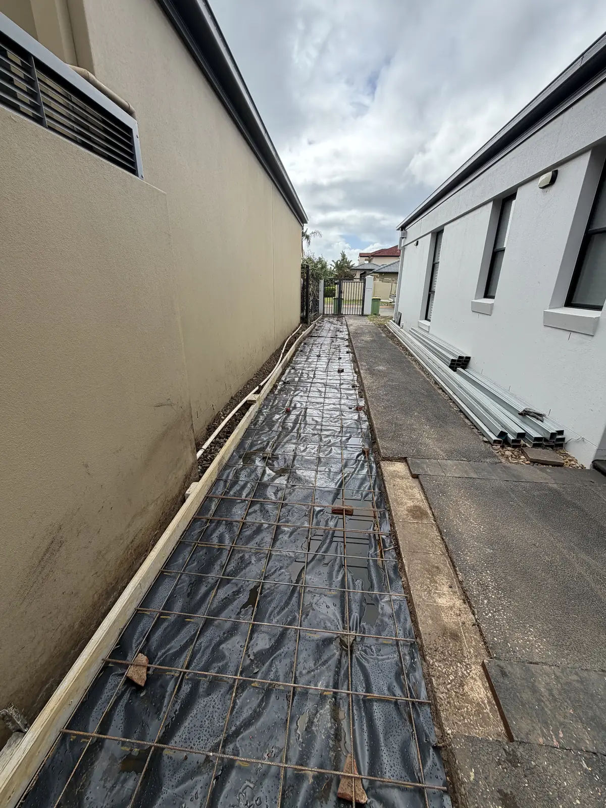 Side path formed with membrane and mesh ready for the pour